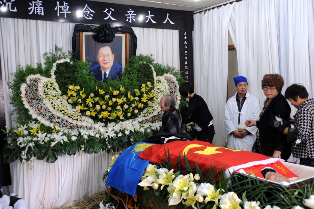 Villagers and representatives of all circles express condolence to the death of Wu Renbao. Photo: Xinhua