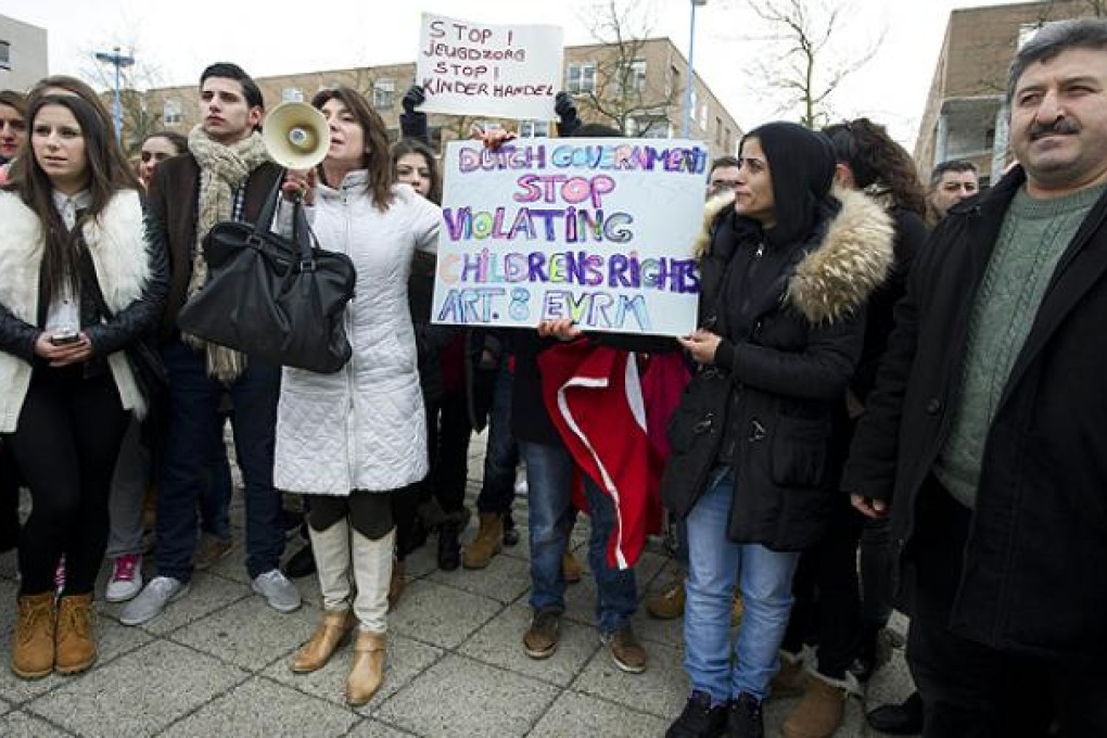 Turkish people demonstrators against the Dutch youth care policy in Lelystad. Photo: AFP