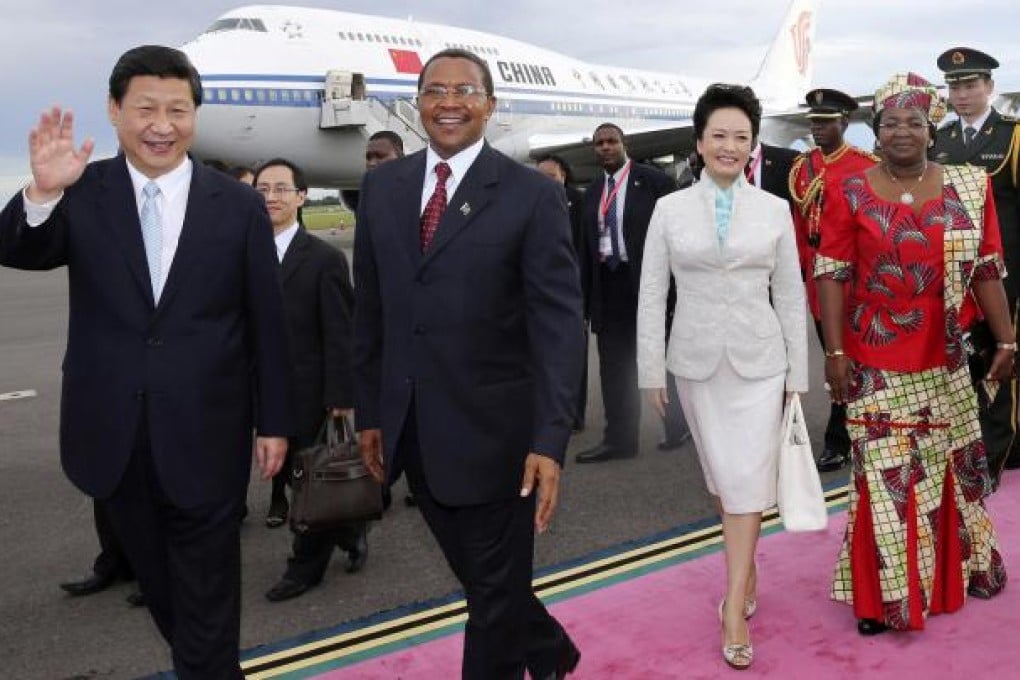 President Xi Jinping and his wife, Peng Liyuan, are welcomed to Tanzania by President Jakaya Mrisho Kikwete and his wife, Salma Kikwete. Photo: AP