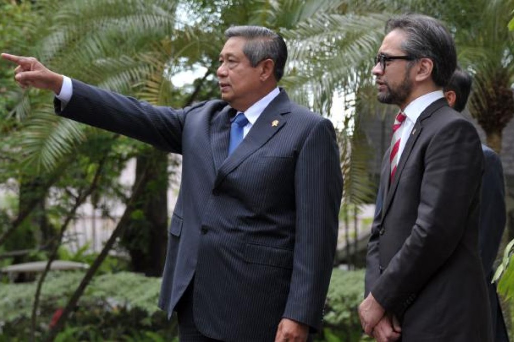 Indonesian President Susilo Bambang Yudhoyono, left, talks to his Foreign Minister Marti Natalegawa at the Presidential Palace backyard in Jakarta on March 20, 2013. Photo: AFP