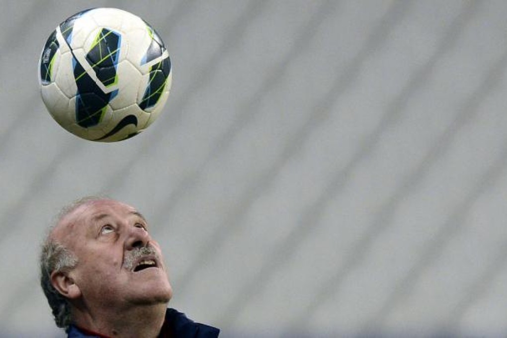 Spanish Coach Vicente Del Bosque plays with a ball during training session at Stade de France, on the eve of his team's World Cup 2014 qualifying match against France. Photo: AFP