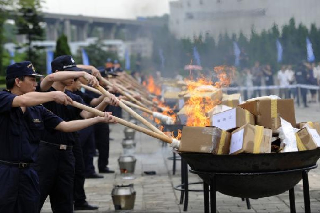 Packages of heroin seized at customs publicly incinerated in Guangdong, June 25, 2010. (Photo: Xinhua)