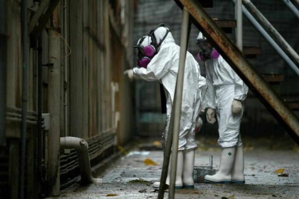 Hygiene officers place rat traps around Amoy Gardens in April 2003 in an effort to determine whether the rodents contributed to the Sars outbreak. Photo: Martin Chan