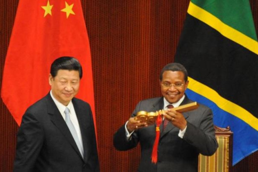 President Xi Jinping hands over the symbolic golden key to Tanzania President Jakaya Kikwete. Photo: AFP