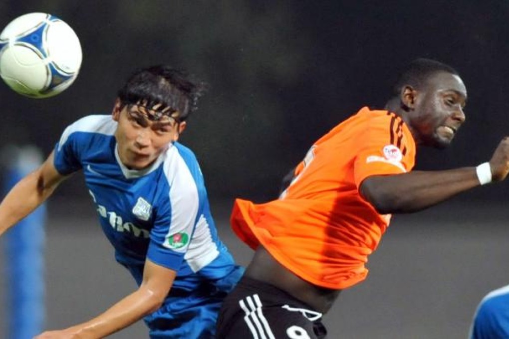 Mamadou Barry (right). Photo: Xinhua