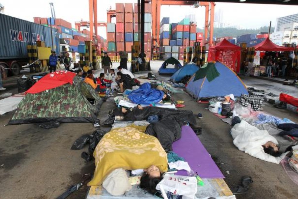 Dock workers rest at Kwai Tsing container terminal six yesterday. Photo: K. Y. Cheng