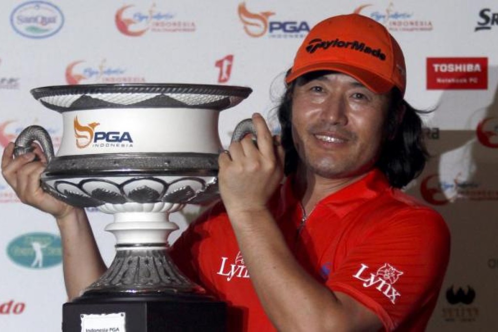 Choi receives the cup. Photo: EPA