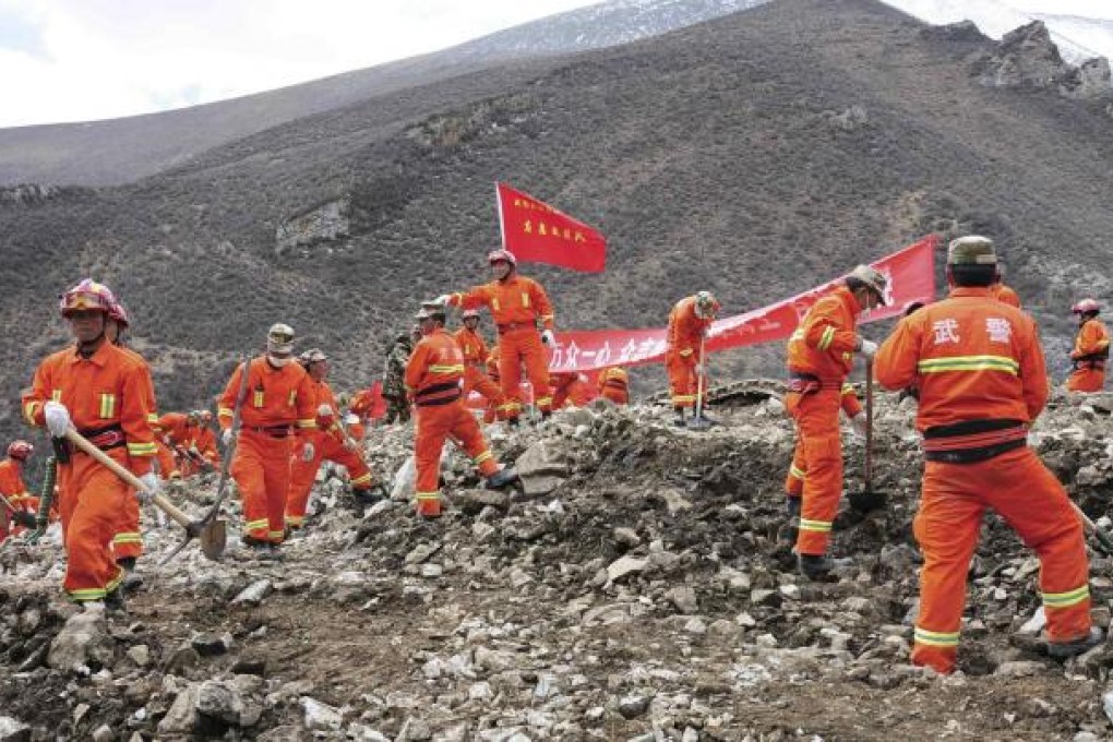 Rescuers at the scene of the deadly landslide in the mountains of Maizhokunggar county, which state media says is at an altitude of more than 4,600 metres. Photo: Reuters
