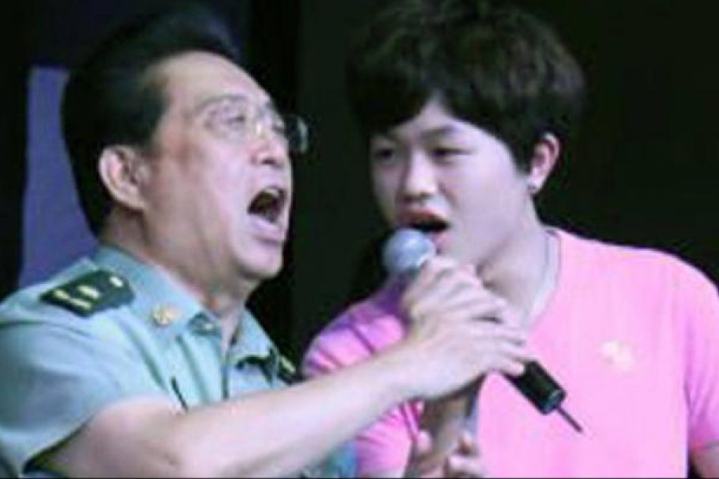 Li Shuangjiang and his son Li Guanfeng sing together. Photo: SCMP