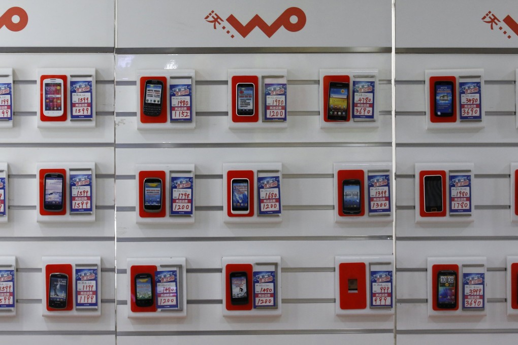 Smartphones are displayed at a China Unicom retail shop in Beijing. Photo: Reuters