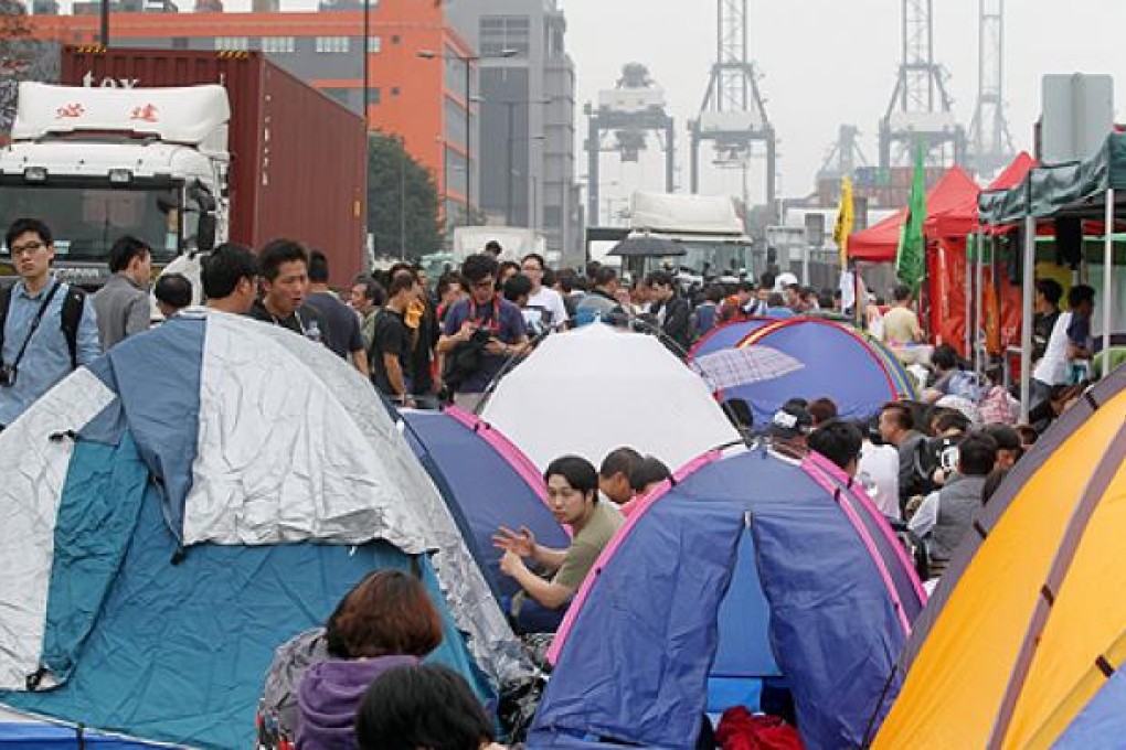 Dock workers and supporters occupy a road outside Kwai Chung Container Terminal on Tuesday, the sixth day of their strike for a pay rise. Photo: K.Y. Cheng