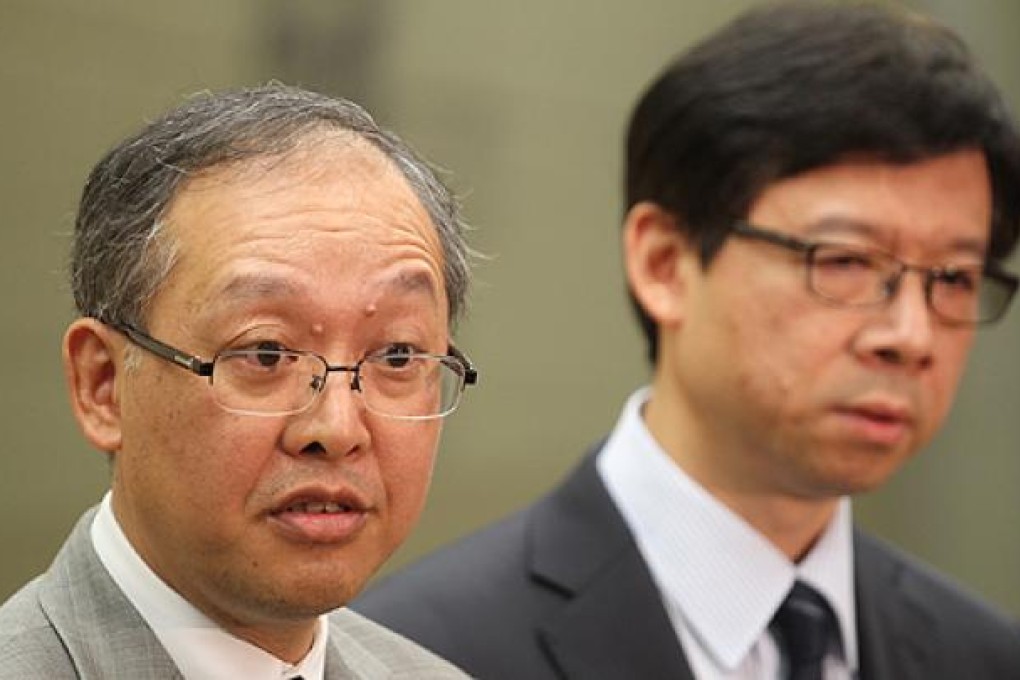 The Hospital Authority's Dr Dominic Tsang Ngai-chong (left) and CHP contoller Leung Ting-hung brief the media on H7N9 avian flu measures on Tuesday. Photo: May Tse