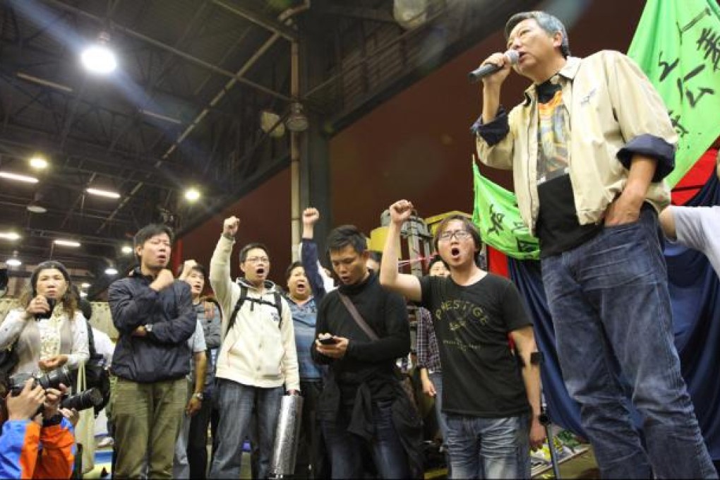 Lawmaker Lee Cheuk-yan addresses strikers and their supporters at the Kwai Tsing container terminal last night. Photo: Felix Wong