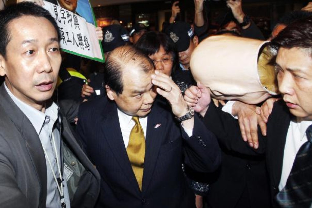 League of Social Democrats protesters surround labour minister Matthew Cheung at a function yesterday. Photo: SCMP