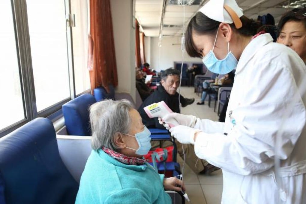 A nurse attends to patients being treated on drips in a hospital in Shanghai, April 3, 2013. (Photo: EPA)