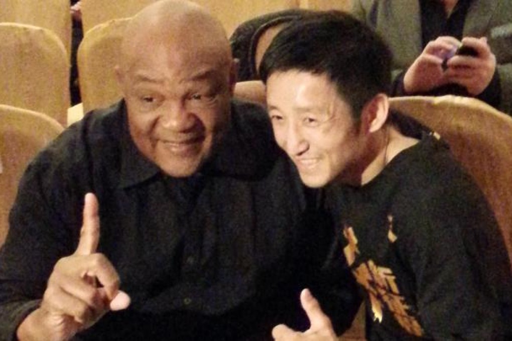 Zou Shiming meets boxing legend George Foreman at yesterday's pre-fight press conference in Macau. Photo: Unus Alladin