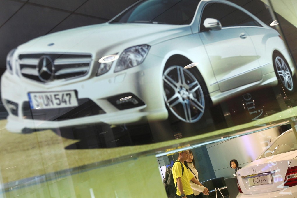 Patrons tour a showroom in Causeway Bay. Photo: David Wong