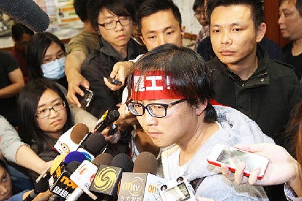 Union of Hong Kong Dockers spokesman Stanley Ho Wai-hong (centre) talks to the press on Thursday. Photo: Edward Wong