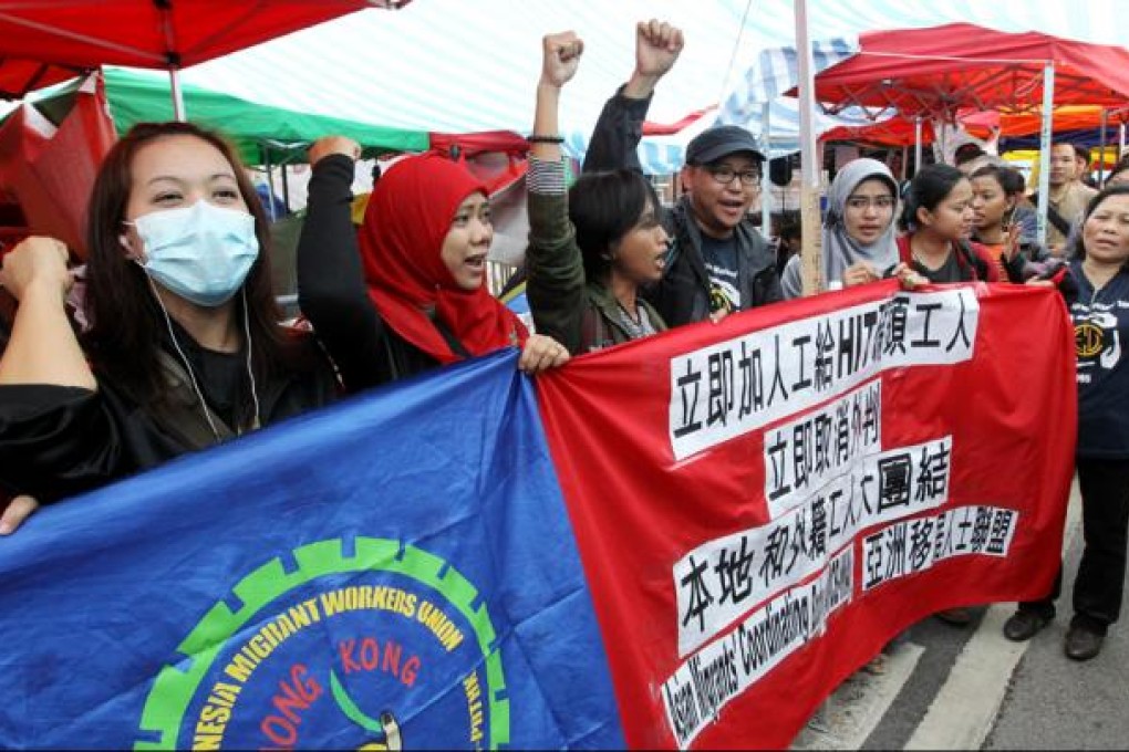 Support groups protest outside Kwai Chung Container Terminal to support dock workers. Photo: Edward Wong
