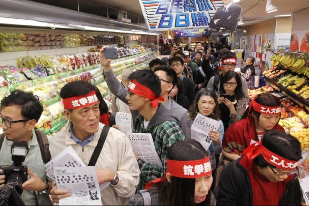Protesters and journalists cram into a ParknShop outlet near the Kwai Fong train station yesterday. Photo: Edward Wong