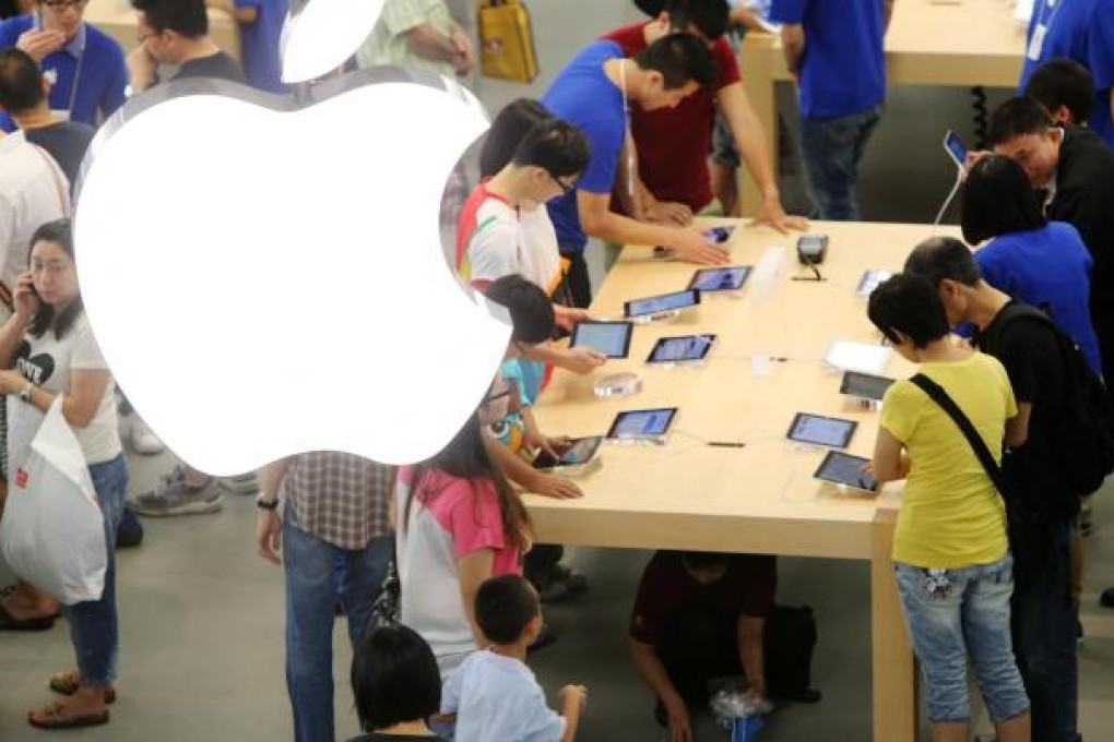 Apple denies sim-lock claim.