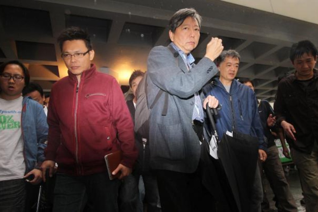 Union of Hong Kong Dockers spokesman Stanley Ho Wai-hong (far left), lawmaker Lee Cheuk-yan (third from left) and dock workers at the High Court yesterday. Photo: Felix Wong