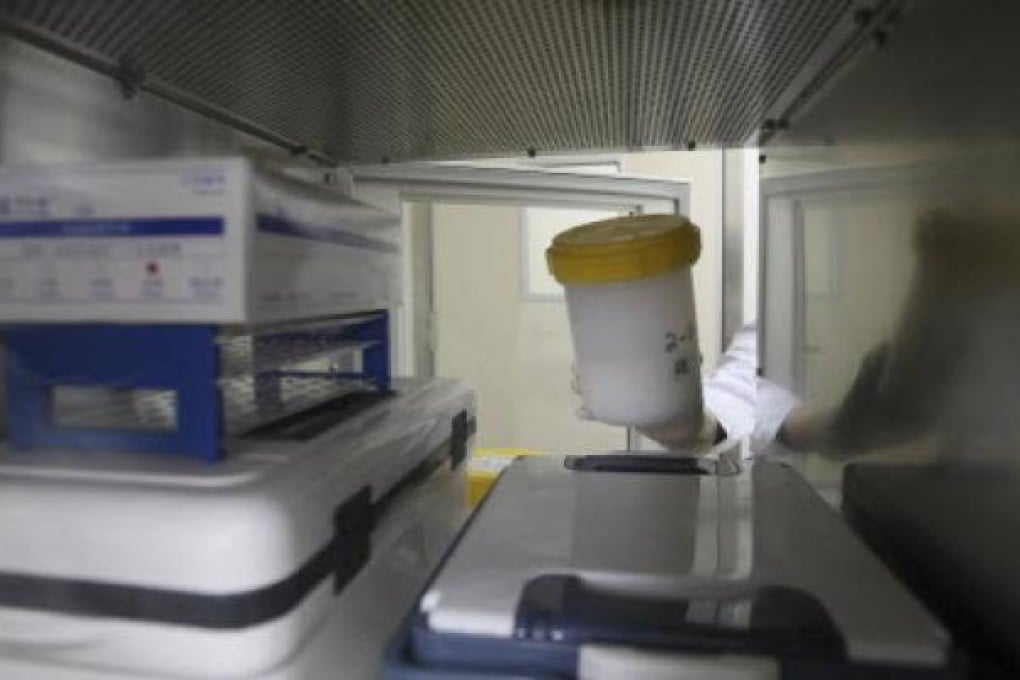 A doctor handles a blood sample of a 67-year-old patient suffering from the H7N9 bird flu strain being treated at a hospital in Hangzhou, Zhejiang province. Photo:Reuters
