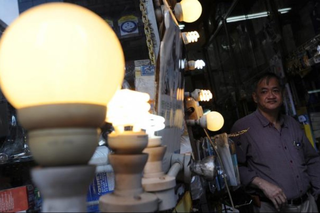 Compact fluorescent lamps and LEDs use less energy than an incandescent bulb. Photo: K.Y. Cheng