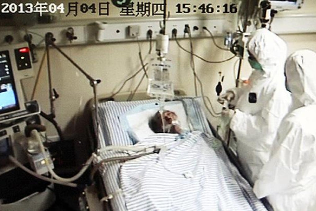 A patient suffering from H7N9 bird flu receives treatment at a hospital in Hangzhou. Photo: Reuters