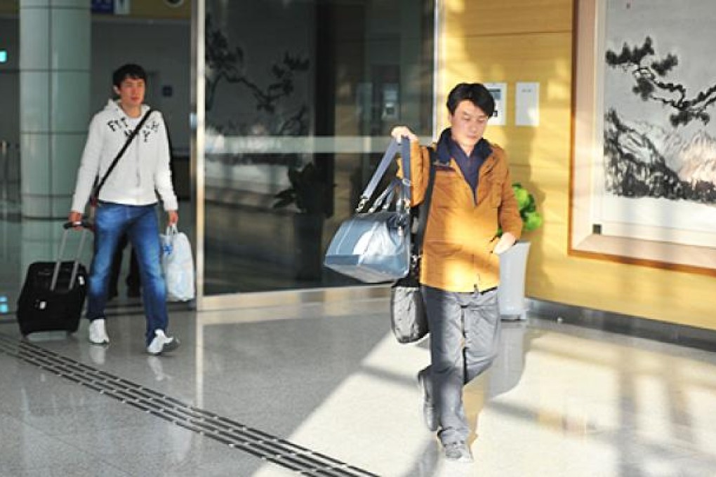 South Korean employees working at the Kaesong joint industrial park in North Korea, arrive at a military check point of the inter-Korean transit office in Paju on Thursday. Photo: AFP
