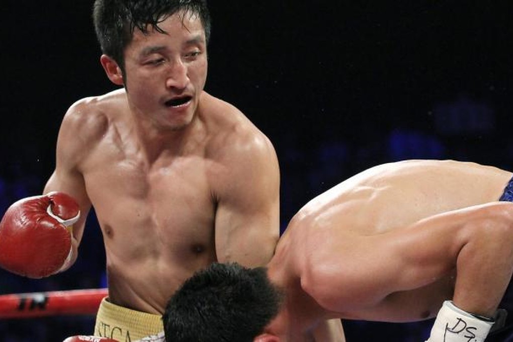 Zou Shiming has Eleazar Valenzuela on the defensive during their bout before an enthusiastic crowd in Macau last night. Photo: Edward Wong