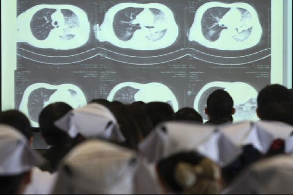 Doctors and nurses attend a training course for treatment of H7N9 virus at a hospital in Hangzhou. Photo: Reuters