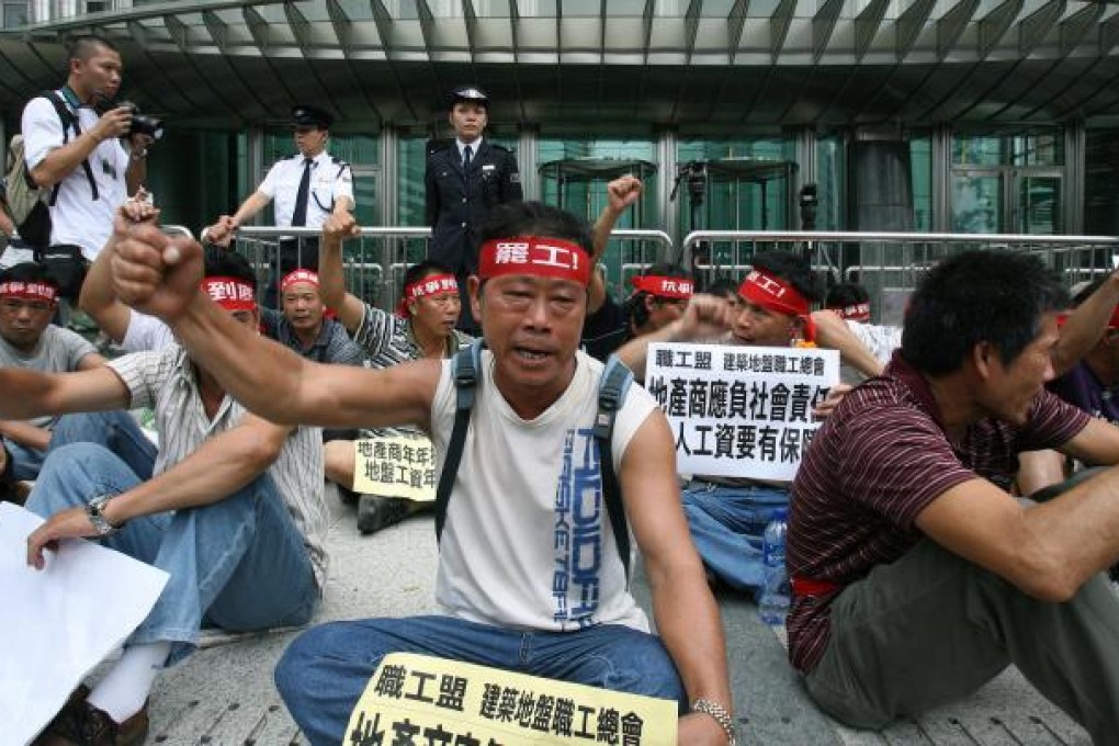 Bar-Benders sit-in protest against property developer Cheung Kong in 2007. Photo: Dustin Shum