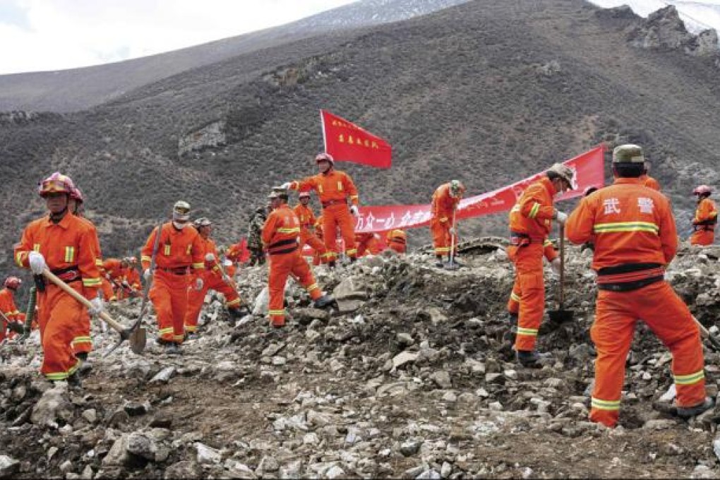 Rescuers search for survivors at the site of the landslide in a mining area in Maizhokunggar County, Tibet Autonomous Region. Photo: Reuters