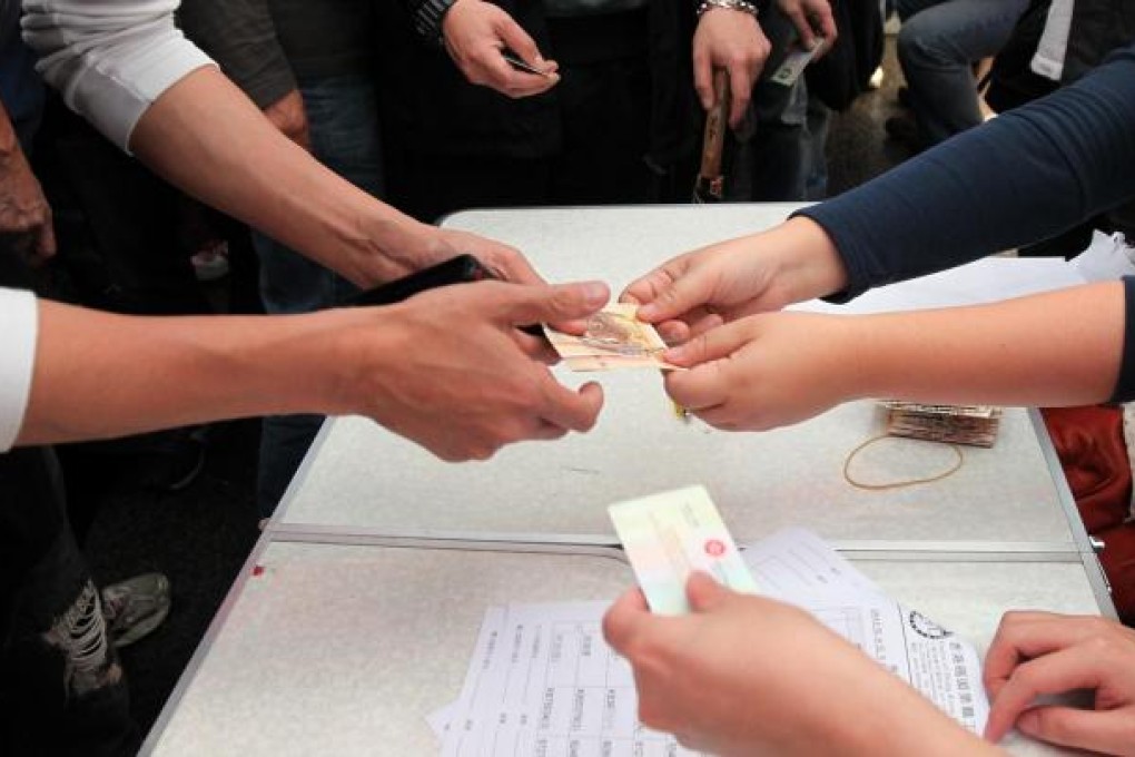 Representatives of the Confederation of Trade Unions hand out HK$1,500 to striking dock workers outside the terminals. Photo: David Wong