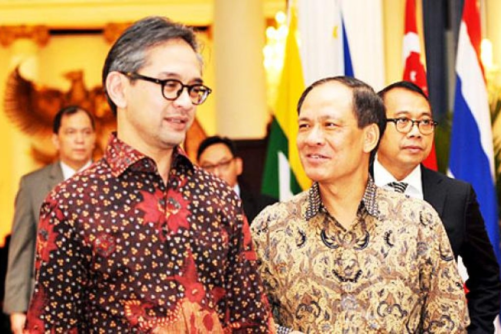 Indonesian Foreign Affairs Minister Marty Natalegawa (left) and Secretary-General of Asean Le Luong Minh. Photo: Xinhua