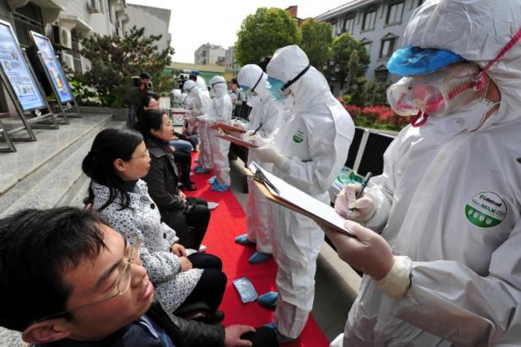 Medical workers conduct an emergency exercise in Hefei, Anhui, to prevent the spread of the H7N9 virus to humans. Photo: Xinhua