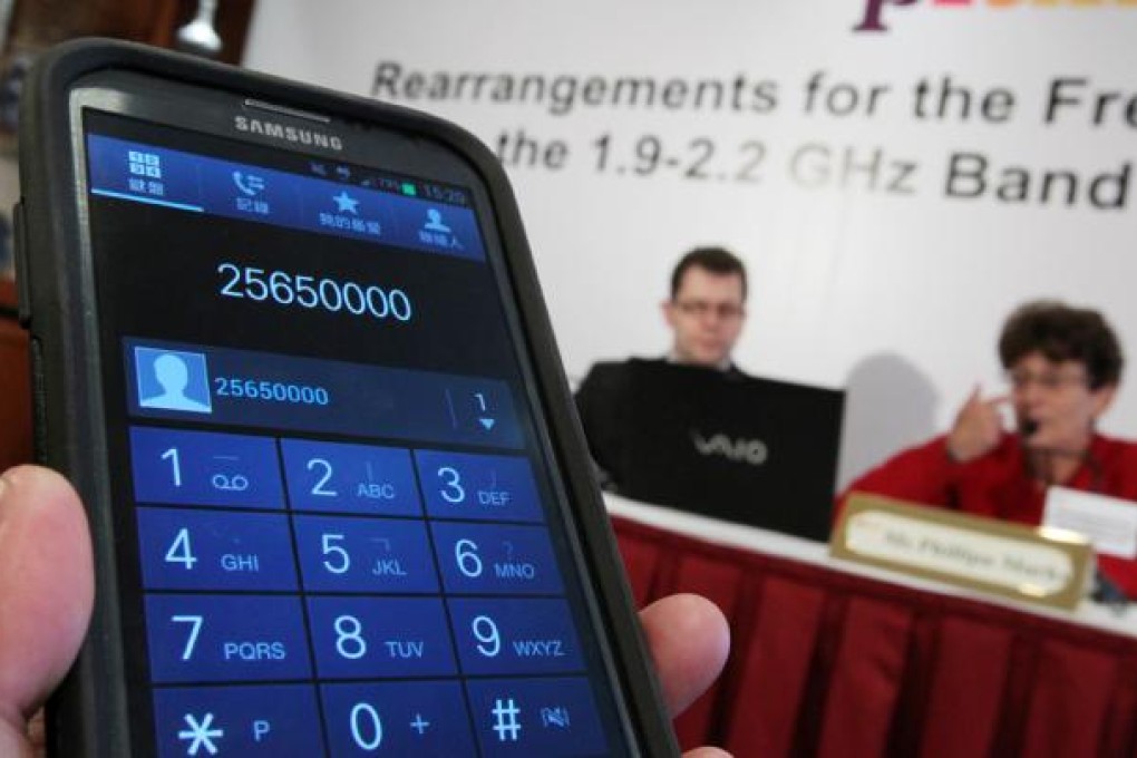 Ken Pearson (left) and Phillipa Marks, consultants of Plum Consulting, attend a press conference on 3G spectrum in Hung Hom.