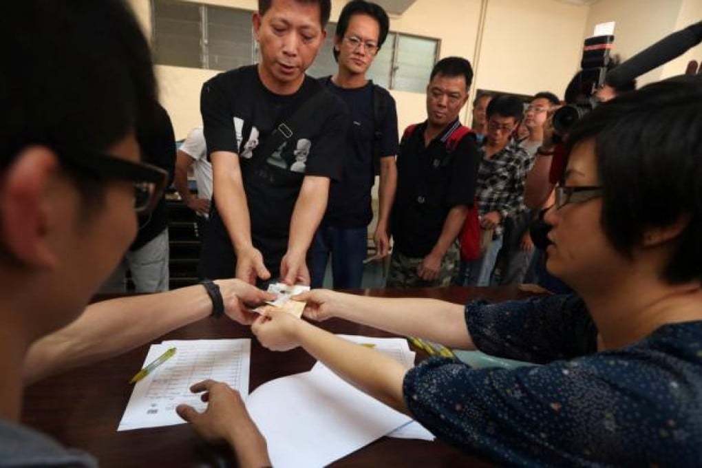 Representatives of the Confederation of Trade Unions hand out cash to striking dock workers yesterday. Photo: Sam Tsang