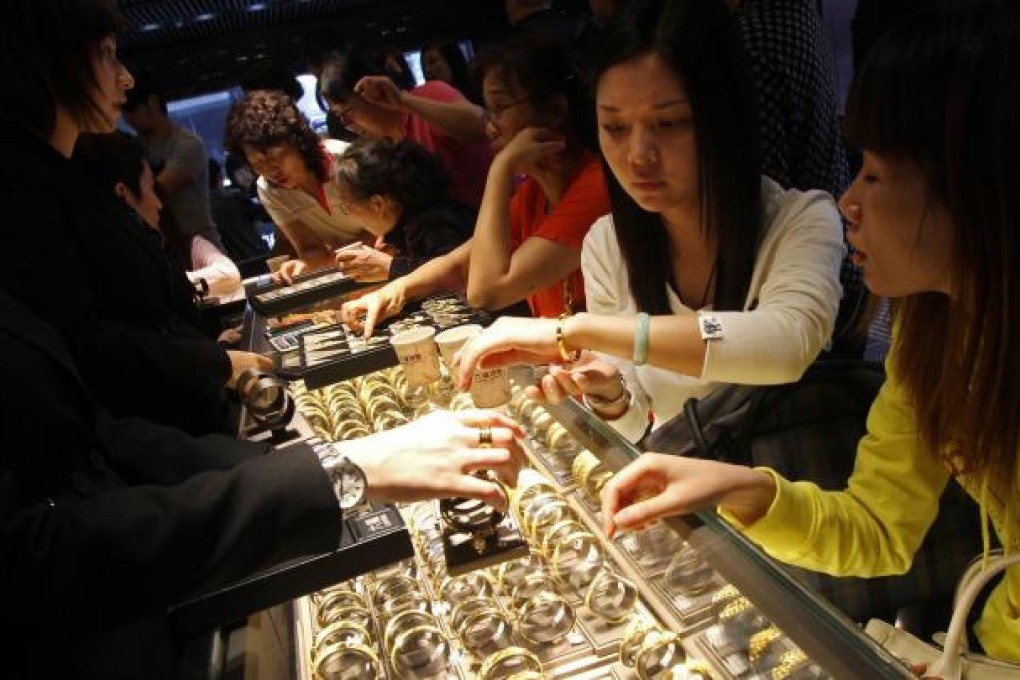 Shoppers look for bargains in a Tsim Sha Tsui jewellery store after gold prices suffered their biggest drop in many years. Photo: David Wong