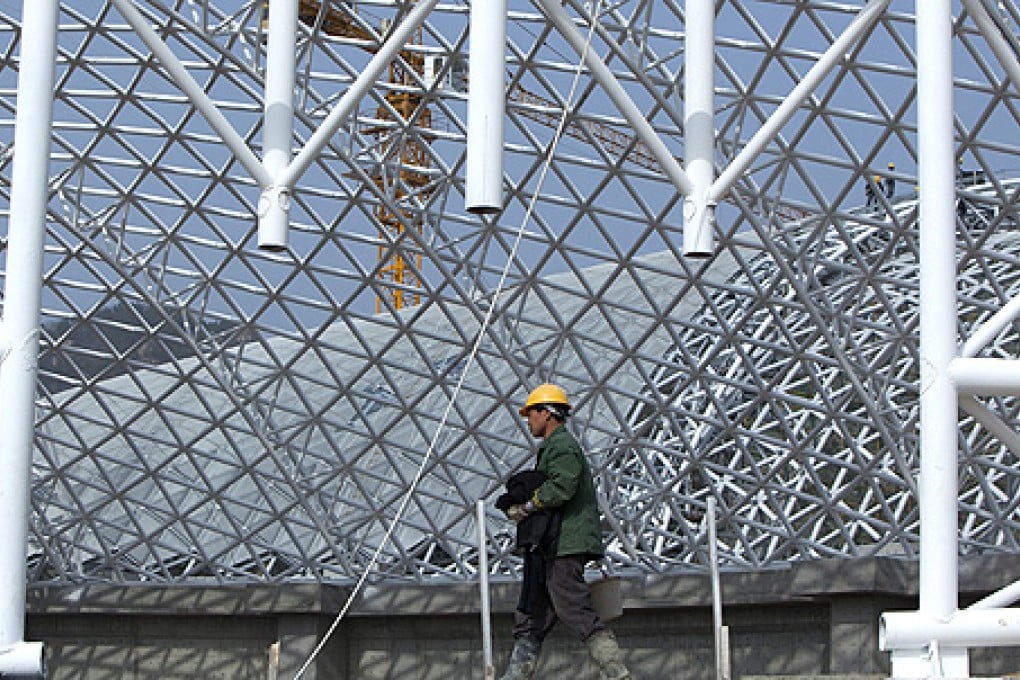 A Chinese migrant worker prepares to spray paint at a construction site in Qingdao, in eastern China. Photo: EPA