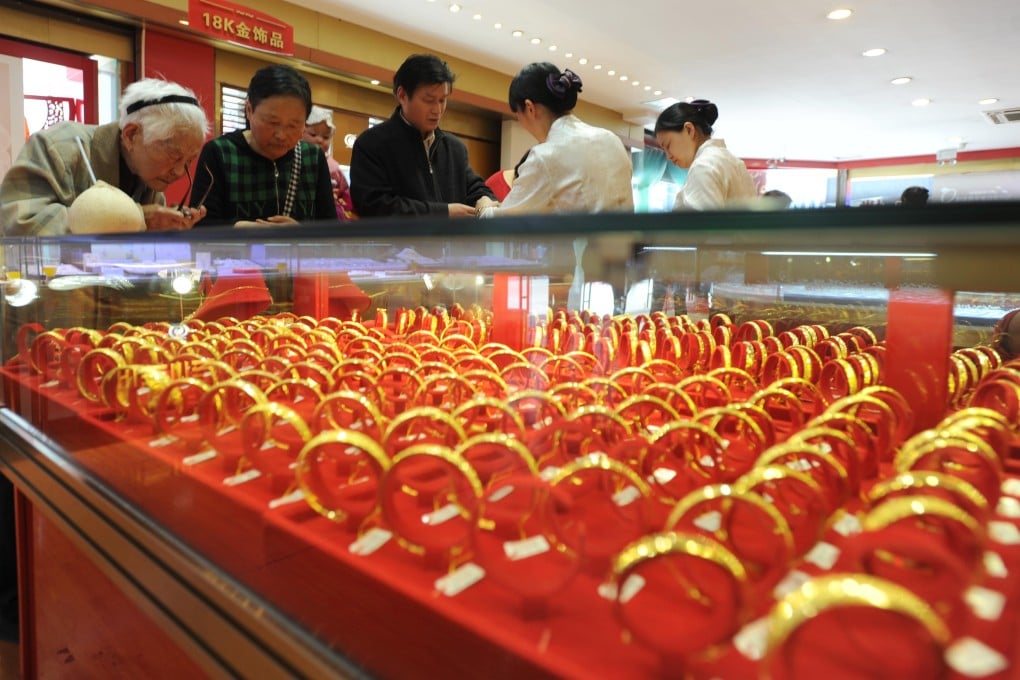 Customers select gold products in a gold shop in Suzhou, east China's Jiangsu Province. Photo: Xinhua