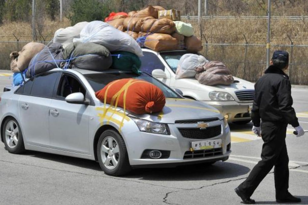 South Korean cars, carrying sacks of clothes made in the Kaesong joint industrial complex, arrive at the border city of Paju. Photo: AFP