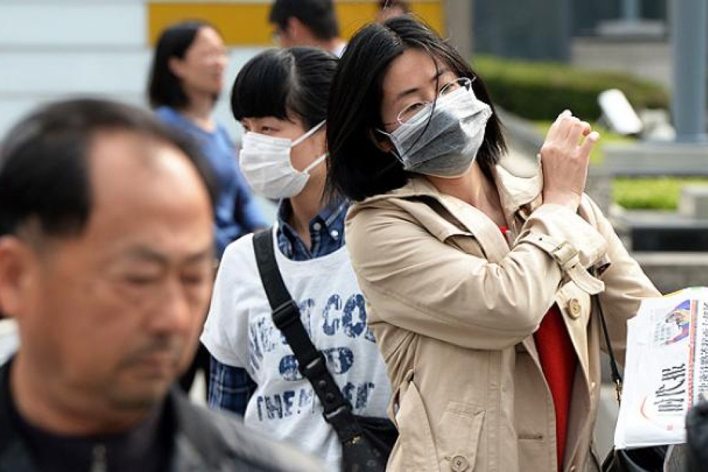 Commuters protect themselves against bird flu in Shanghai. Photo: AFP