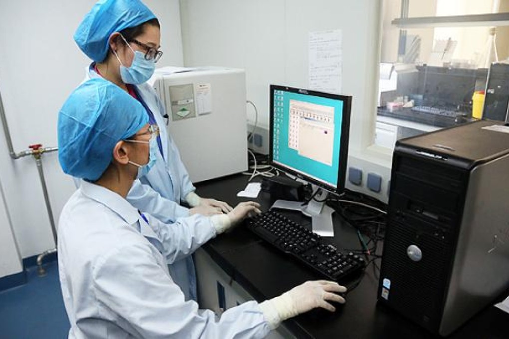 Doctors at the Beijing Centre of Disease Control carry out tests for the deadly H7N9 strain of bird flu. Photo: AFP