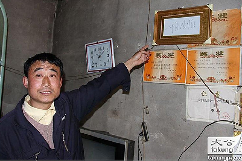 Taxi driver Guo Lixin shows off a note supposedly written by Xi Jinping. Photo: Screenshot via Ta Kung Pao