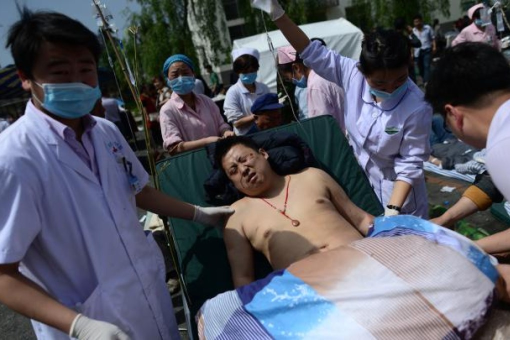 An injured man receives medical treatment at the Renmin Hospital of Lushan County in Ya'an City. Photo: Xinhua