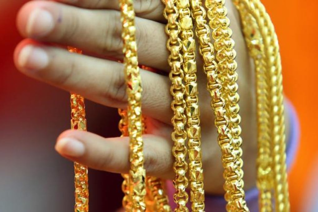 The gold chains sold in Hong Kong jewellery shops are essentially gold vehicles, for investment. They are high purity and are sold according to their weight as per the daily quote for gold.