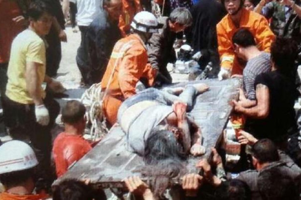 Rescuers attend to people injured in the earthquake. Photo: Xinhua