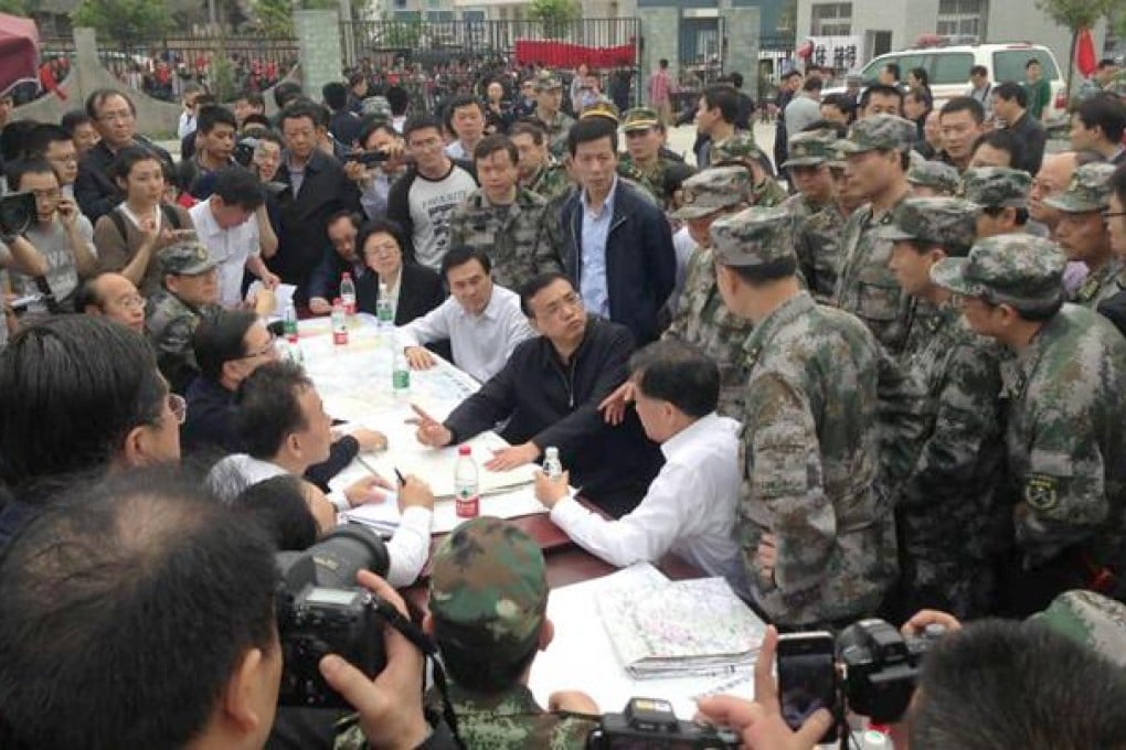Premier Li Keqiang (centre) conducts a meeting in Longmen, keeping his poise amid the aftershocks from the quake. Photo: Simon Song